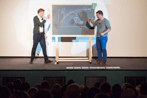 Roman Tschäppeler und Mikael Krogerus bei einem Vortrag in Budapest. Sie erklären die 7 Fallgruben des modernen Arbeitsleben.