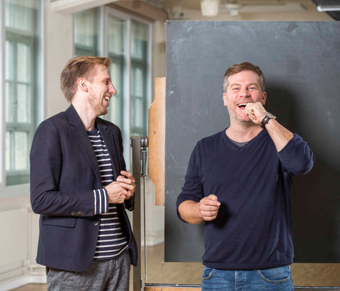 The Finnish-Swiss author duo Mikael Krogerus and Roman Tschäppeler draw the trapdoors of modern life on their chalkboard and inspire with their humorous keynotes.